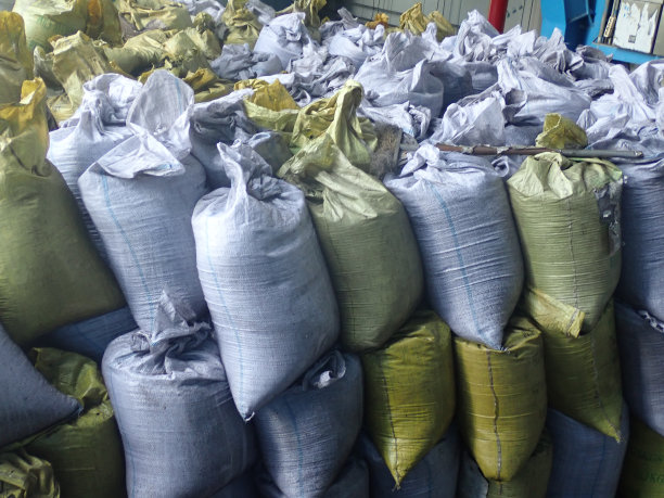 一堆装满煤的麻袋图片下载