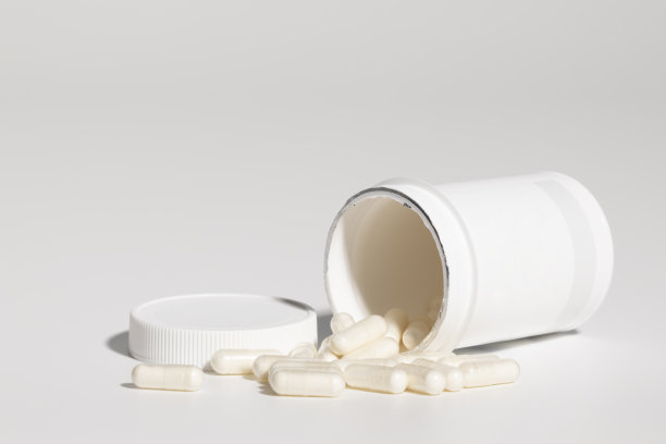 白色背景上有药片的塑料药瓶模型图片下载