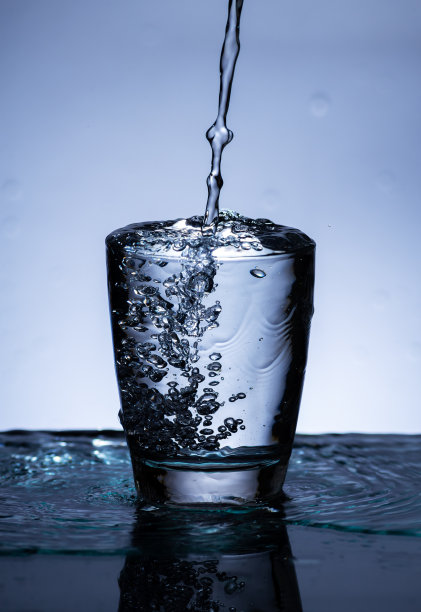 把饮用水倒进杯子里的画面，图片下载