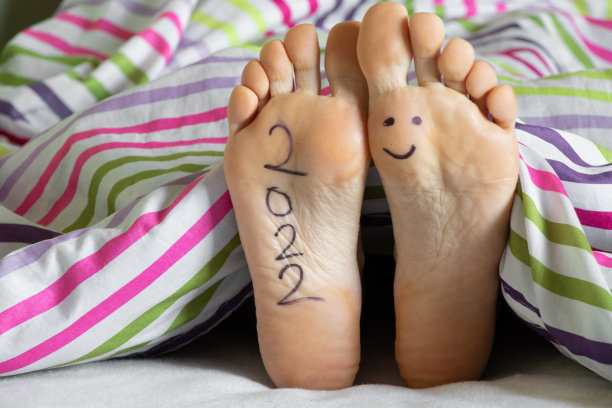 2022是写在姑娘腿上的，目标为2022年新年快乐的日历，腿图片下载