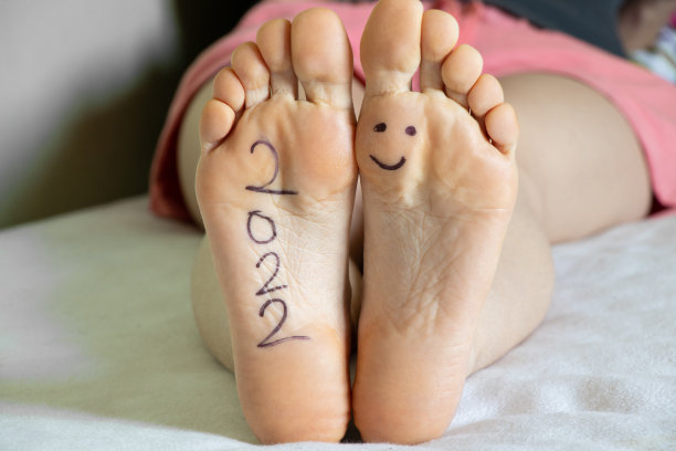 2022是写在姑娘腿上的，目标为2022年新年快乐的日历，腿图片下载