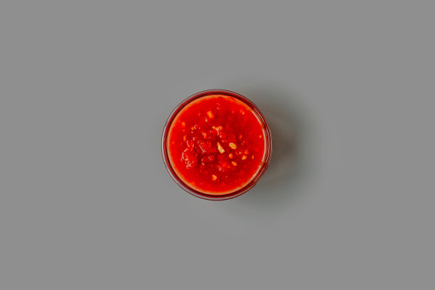 灰色背景的船形卤肉和辣根开胃菜图片下载