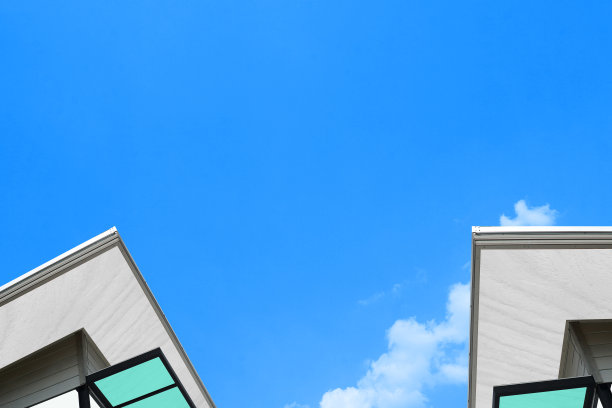 明亮天空下的现代屋顶或屋檐图片下载
