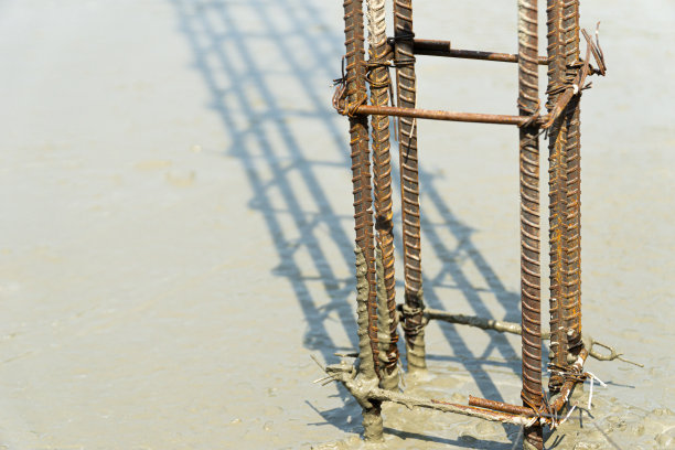 用钢筋做柱子，后面是水泥地板。用于房屋的钢筋图片下载