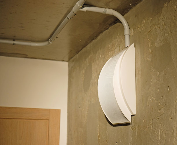 在有纹理的墙上用于警报器报警的紧急消防出口扬声器。住宅或办公场所的安全设备。报警安全发言人。将电缆敷设在管中。图片下载