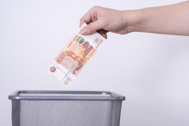 将卢布扔进垃圾桶（侧视图）图片下载