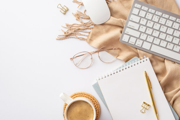 秋天的经营理念。俯视图的照片，键盘，电脑，鼠标，笔记本，金笔，活页夹，杯咖啡，藤服务垫，时尚的眼镜和围巾在孤立的白色背景图片下载