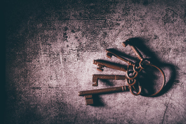 生锈的一串旧钥匙在黑暗的水泥背景，近距离，复古风格图片下载