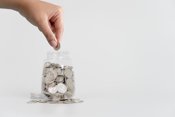 泰国货币硬币落入储蓄罐手持图片下载