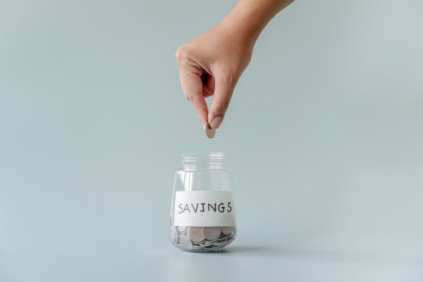将泰国货币硬币放入储蓄罐中图片下载
