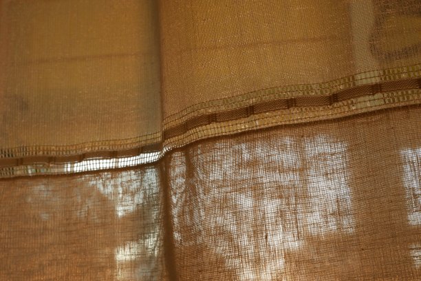 阳光背后有黄色的窗帘纹理图片下载