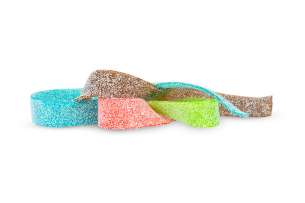 不同颜色的橘子酱酸带孤零零地堆在白色的背景上图片下载