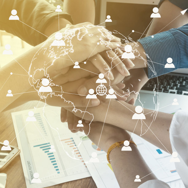 很多手躺在一起。用插画社交媒体和网络形象。网上商务会议。图片下载