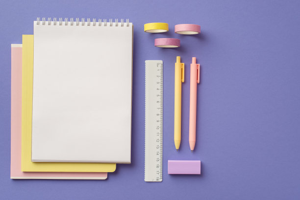 回到学校概念。顶视图照片的彩色学校用品堆叠计划笔尺子橡皮和胶带在孤立的紫色背景与空白的空间图片下载