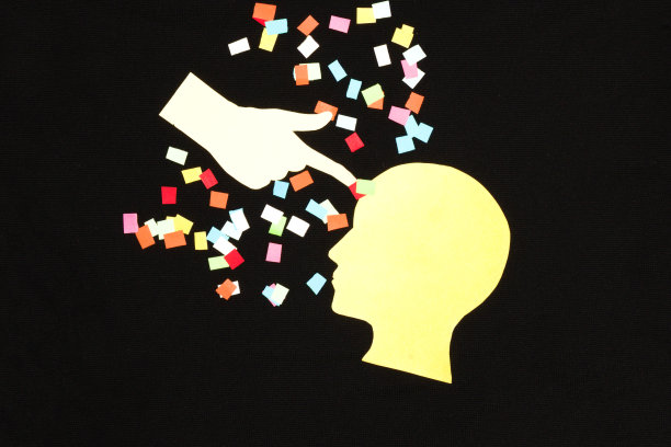 一抹愉悦，一根手指在空间中触碰一个充满创意的艺术设计头，感受幸福，创意艺术设计图片下载