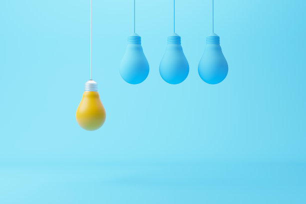 悬挂灯泡黄在灯泡群中脱颖而出。创意理念和创新理念，独特，与众不同，个性，脱颖而出。3 d渲染图图片下载