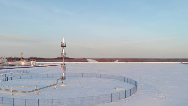 一架无人机飞过石油和天然气精炼厂的紧急气体释放塔。俄罗斯西伯利亚冬季的天然气生产。俄罗斯联邦的石油和天然气工业。行业在冬天。图片下载