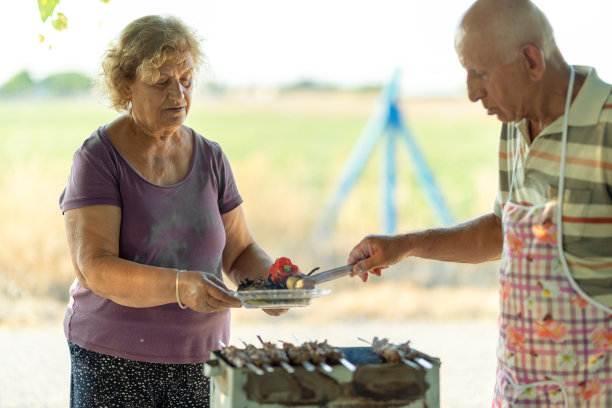 老夫妇在后院为家人做烧烤图片下载