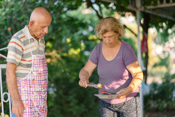老夫妇在后院为家人做烧烤图片下载