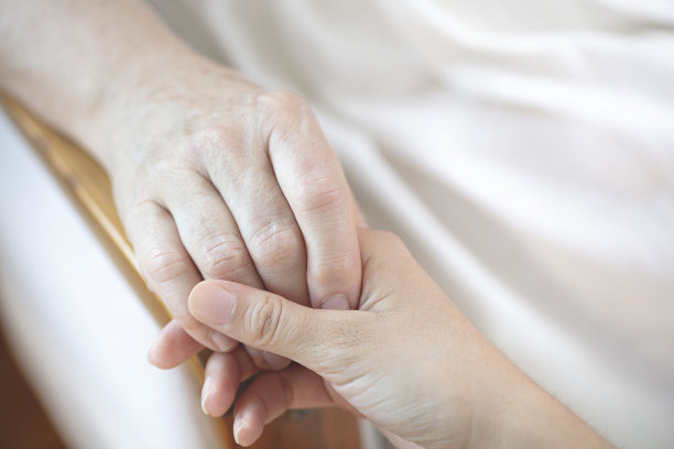 帕金森氏症患者、老年痴呆患者、关节炎患者手扶护理家庭照护者图片下载