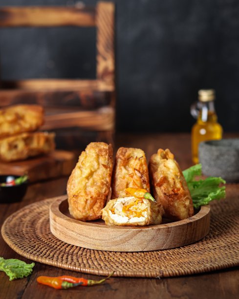 放在木盘上的豆腐图片下载