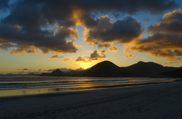 黄昏在群山环绕的美丽海滩。地点-印度尼西亚龙目岛图片下载