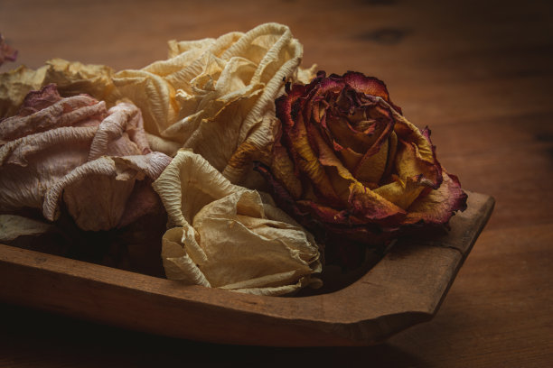 干燥的玫瑰或百花香在一个木碗，静物与复制空间。图片下载