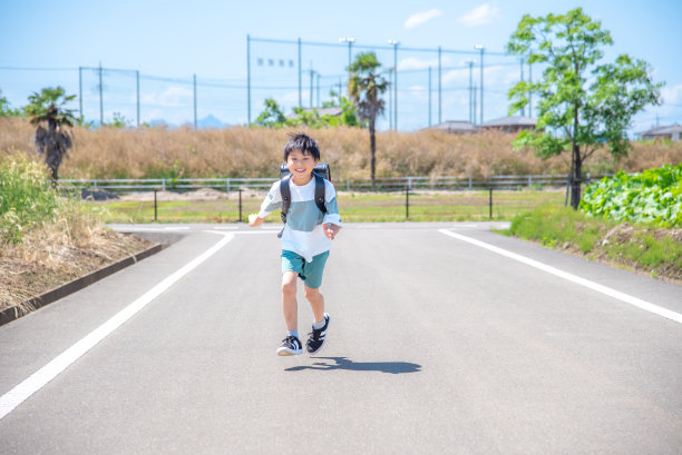 小学男孩跑向学校图片下载