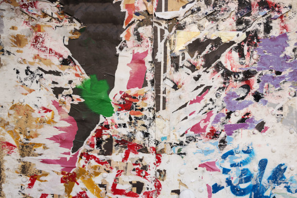 从用作广告牌的墙上撕下来的纸片图片下载