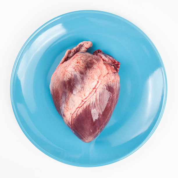 白色背景的猪心图片下载