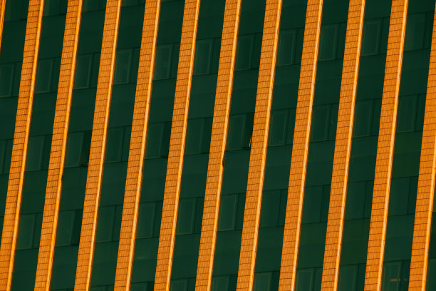 有许多窗户的现代建筑图片下载