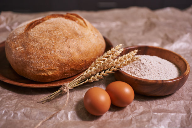 新鲜烘焙的全麦面包或面包作为早餐，黑麦或小麦的种子和穗。的照片图片下载