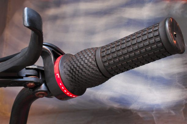 交叉自行车的护手，模糊的移动背景。图片下载