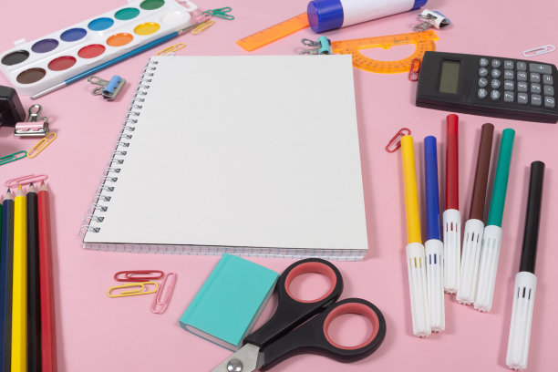 粉色背景的信纸。回到学校。教育图片下载