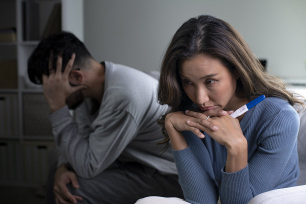 一对夫妇对验孕结果感到悲伤和失望图片下载