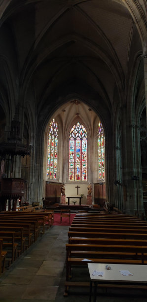 教堂内部朝向圣坛的教堂内部图片下载