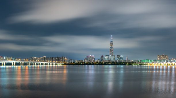 韩国首尔，乐天世界大厦和汉江的夜景图片下载