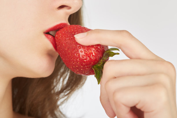 女人吃草莓图片下载