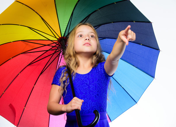 秋天的明亮配饰。小女孩雨天带着雨伞。带伞的小女孩。秋天的时尚。在秋雨季节保持积极的心态。如何在多云的秋天生存的想法图片下载