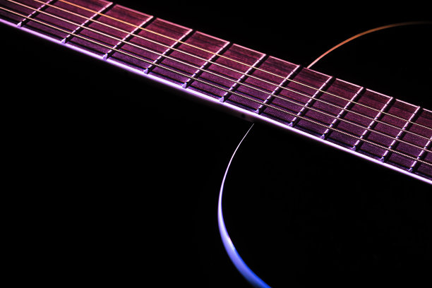 碎片的黑色吉他对一个黑暗的背景复制空间。吉他音乐低调概念图片下载