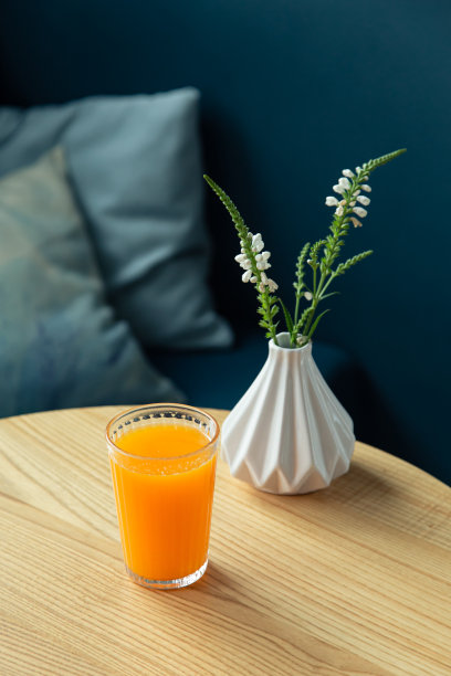 蓝色内饰的桌子上放着一杯橙汁。图片下载