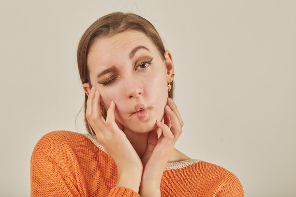 女孩显示嘴唇图片下载