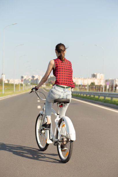 年轻女子骑自行车图片下载