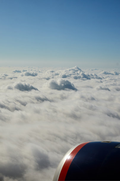 美丽的白云和舷窗外的飞机涡轮图片下载