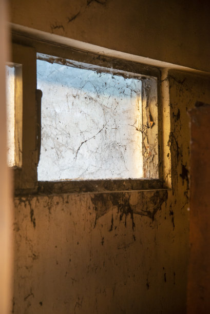 破败的废弃房屋的图像。有一扇又脏又旧的窗户。图片下载