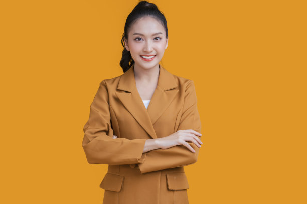 亚洲商业女性女性正式布微笑手胸部微笑与自信和开朗的面部表情，亚洲女性站在工作室拍摄看相机上的黄色背景色图片下载