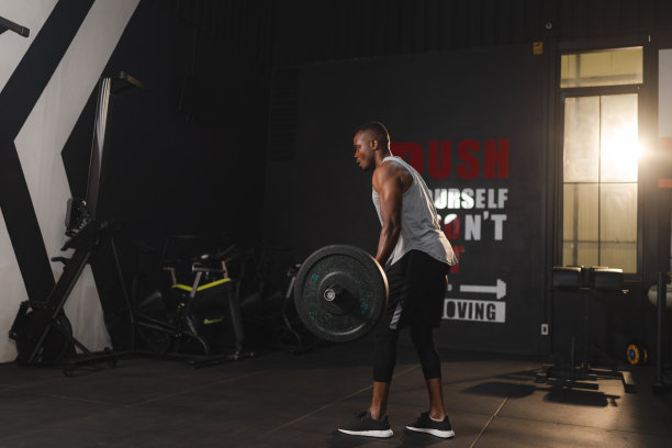 健硕的运动员在现代体育馆里进行运动锻炼，积极的运动训练在健身房里进行，为身体强壮的力量和重健、健美和身体健康的生活方式的人们提供锻炼图片下载