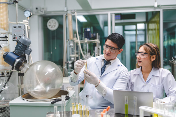 化学药物科学家在医学实验室从有机大麻大麻植物中研究CBD油，测试一种大麻天然草本植物，使一种替代草药提取物药物的健康图片下载