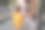 背着背包的小女孩向妈妈挥手告别图片下载