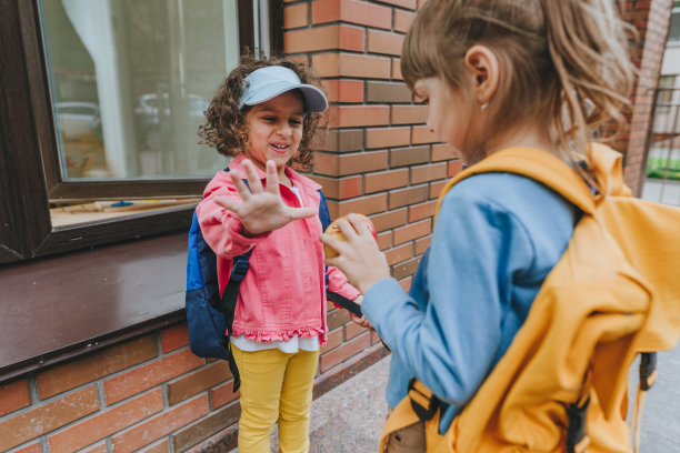 两个正在上小学的小女孩的背影图片下载